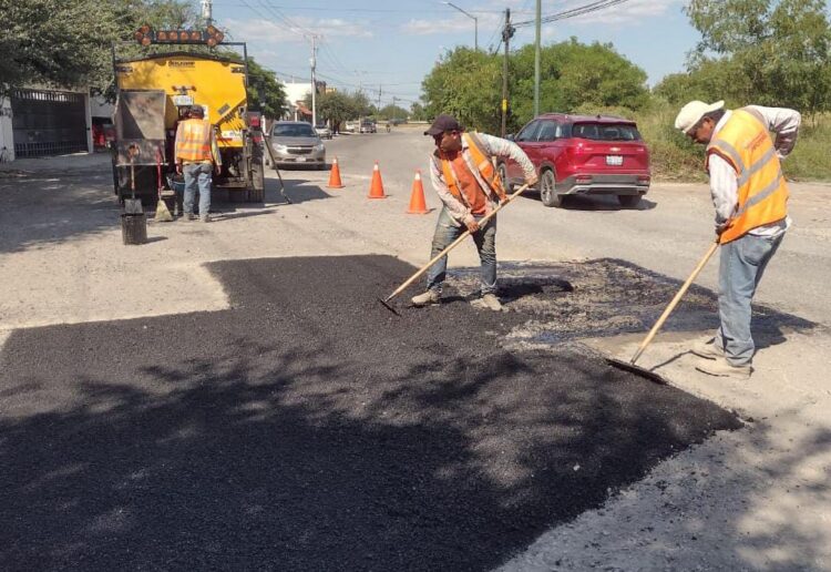 Extiende Gobierno Municipal labores de bacheo a más colonias de Victoria.
