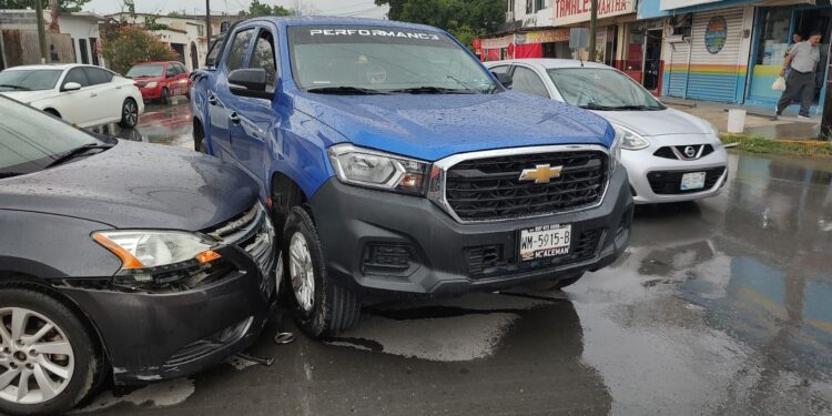 Encontronazo vehicular en el “Crucero de los Tamales” en Cd. Victoria