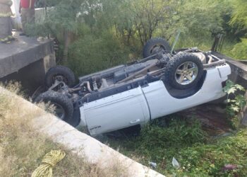 Vuelca camioneta en libramiento Naciones Unidas al noreste de Cd. Victoria