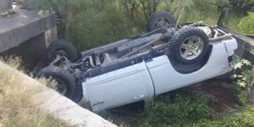 Vuelca camioneta en libramiento Naciones Unidas al noreste de Cd. Victoria