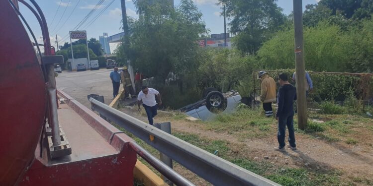 Vuelca camioneta en libramiento Naciones Unidas al noreste de Cd. Victoria