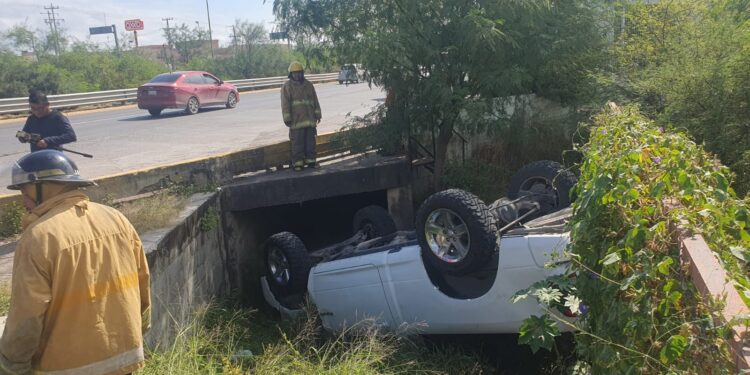 Vuelca camioneta en libramiento Naciones Unidas al noreste de Cd. Victoria