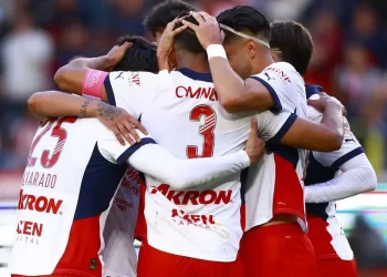 Chivas vence 2-0 a Pachuca y da la cara tras ‘abandono’ de Gago