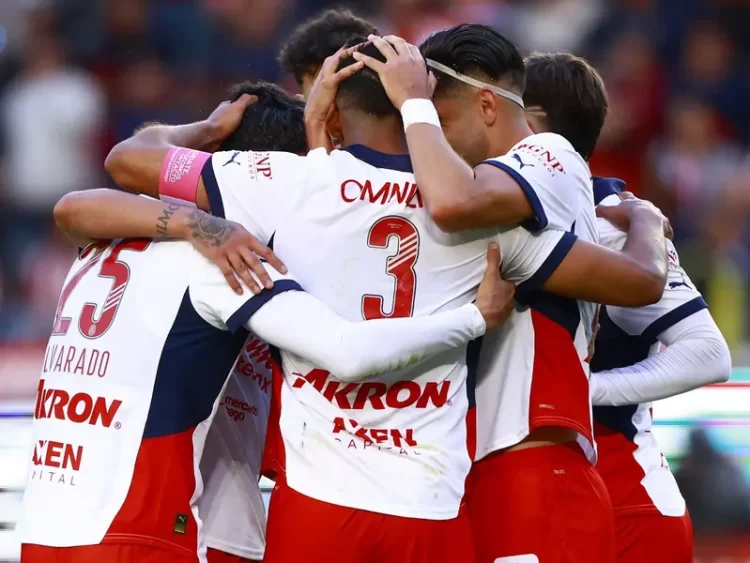 Chivas vence 2-0 a Pachuca y da la cara tras ‘abandono’ de Gago