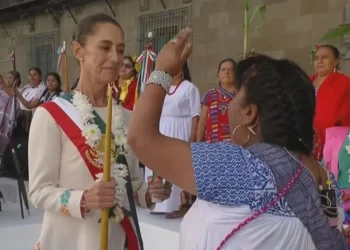 Presidenta Claudia Sheinbaum recibe bastón de mando y hace historia
