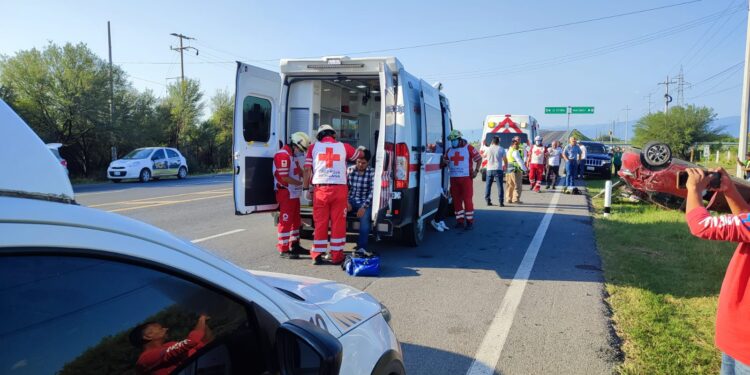 Cuatro heridos en choque con volcadura de autos en carretera Victoria-Matamoros