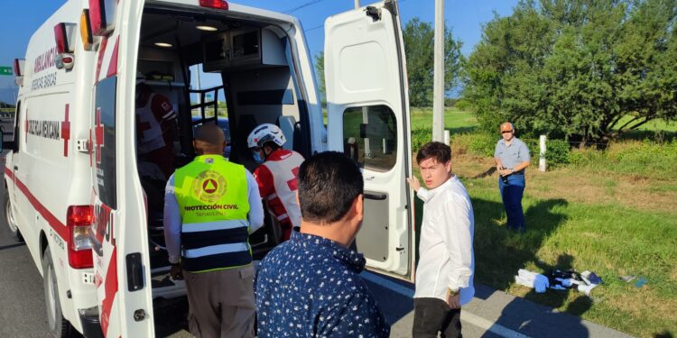 Cuatro heridos en choque con volcadura de autos en carretera Victoria-Matamoros