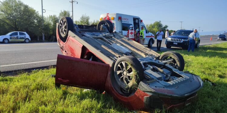 Cuatro heridos en choque con volcadura de autos en carretera Victoria-Matamoros