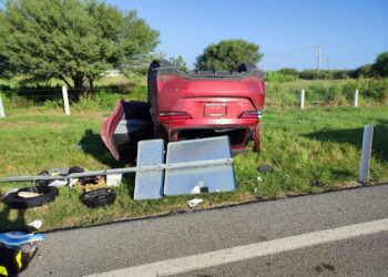 Cuatro heridos en choque con volcadura de autos en carretera Victoria-Matamoros