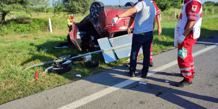 Cuatro heridos en choque con volcadura de autos en carretera Victoria-Matamoros
