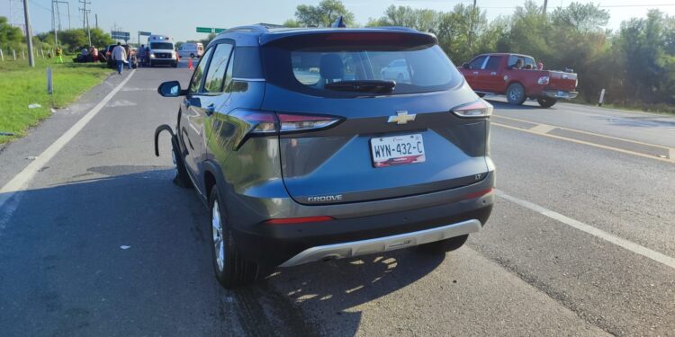 Cuatro heridos en choque con volcadura de autos en carretera Victoria-Matamoros