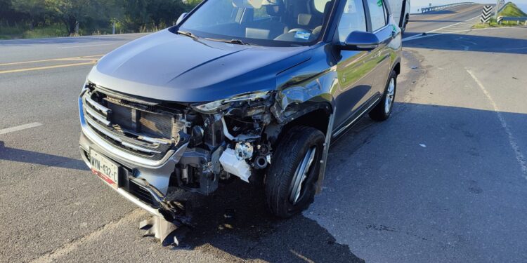 Cuatro heridos en choque con volcadura de autos en carretera Victoria-Matamoros