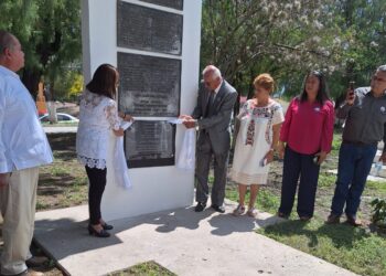 Homenajean al profesor J. León Rodríguez Zúñiga en Bustamante, Tamaulipas