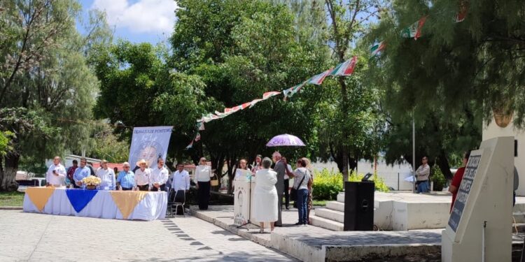 Homenajean al profesor J. León Rodríguez Zúñiga en Bustamante, Tamaulipas