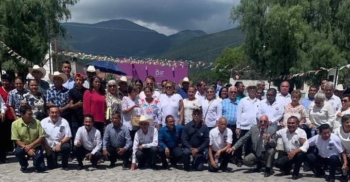 Homenajean al profesor J. León Rodríguez Zúñiga en Bustamante, Tamaulipas