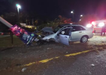 Huye tras estrellar auto contra poste de la CFE frente al Hotel Las Fuentes