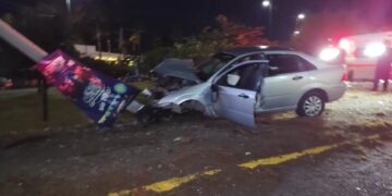 Huye tras estrellar auto contra poste de la CFE frente al Hotel Las Fuentes