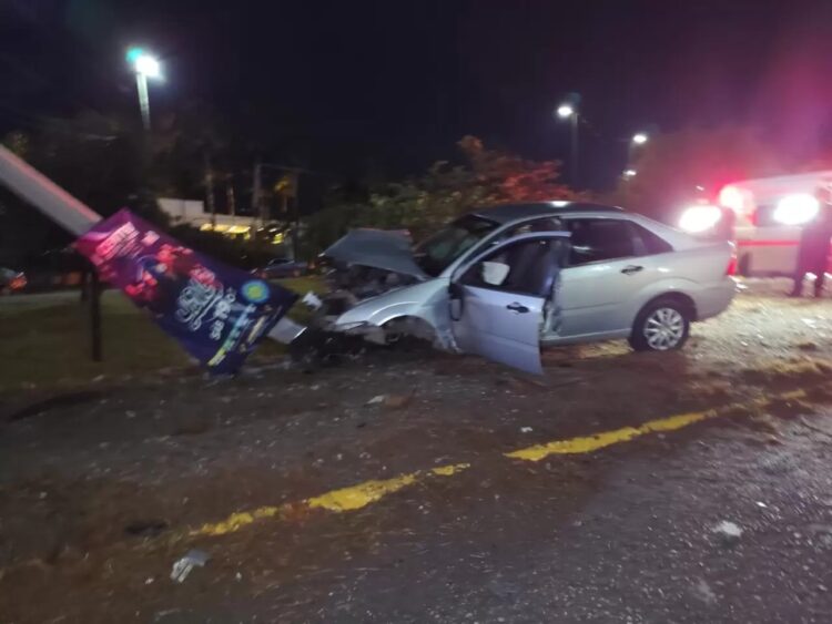 Huye tras estrellar auto contra poste de la CFE frente al Hotel Las Fuentes