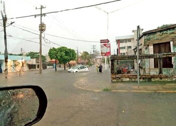 Nadine baja a tormenta tropical y afecta cinco estados del sureste de México