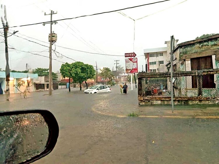 Nadine baja a tormenta tropical y afecta cinco estados del sureste de México
