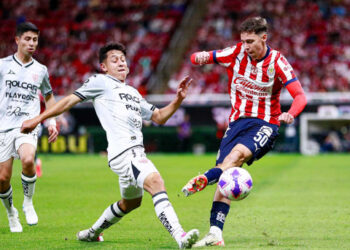 Chivas confirma su mejoría con victoria 3-2 ante Necaxa