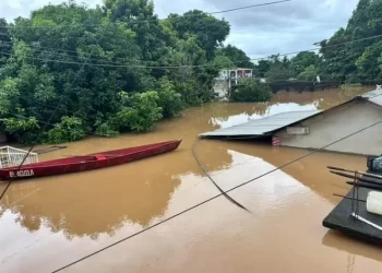 Casas quedan bajo el agua tras desbordamiento de ríos en Veracruz