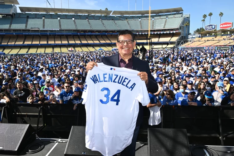 Sheinbaum lamenta el fallecimiento de Fernando Valenzuela y anuncia homenaje