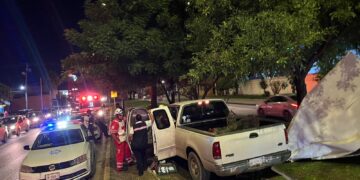 Enfermero dormita y sube con camioneta al camellón del bulevar López Mateos