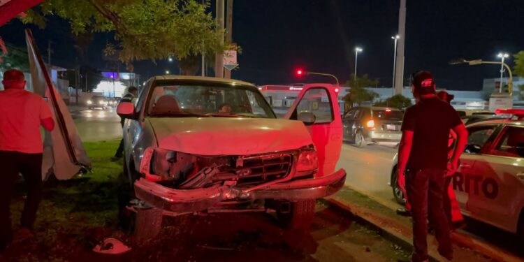 Enfermero dormita y sube con camioneta al camellón del bulevar López Mateos