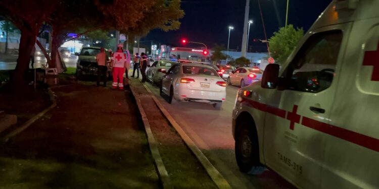 Enfermero dormita y sube con camioneta al camellón del bulevar López Mateos