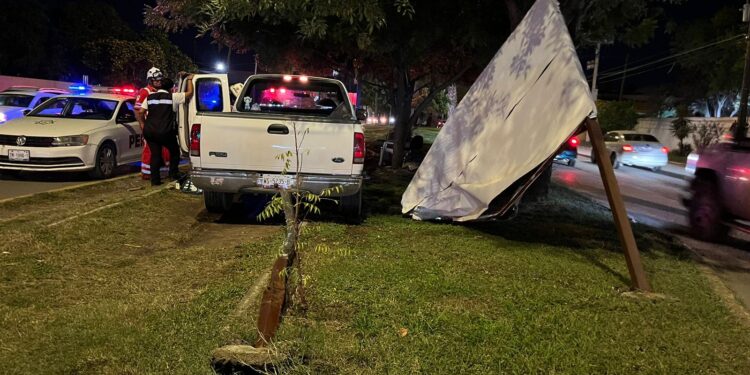 Enfermero dormita y sube con camioneta al camellón del bulevar López Mateos