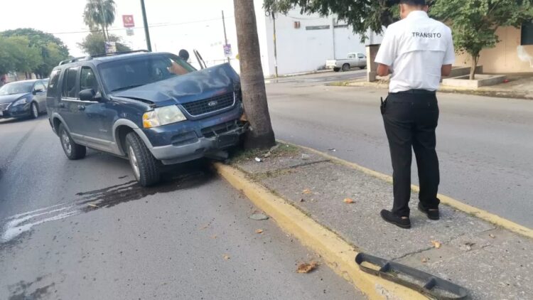 Mujer pierde control del volante y estrella camioneta en una palmera en Oaxaca y 16