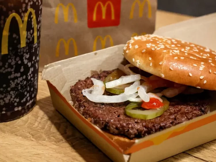 Suman 75 infectados de E. coli en EU por hamburguesas contaminadas de McDonald’s