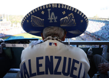 Dodgers rinde homenaje a Fernando Valenzuela con ‘Amor eterno’