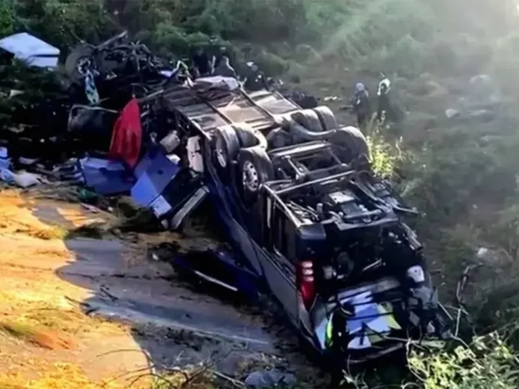 Mueren 24 al caer autobús a barranco en Zacatecas; iba de Nayarit a Cd. Juárez