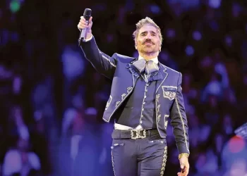 “El Potrillo” ofrece sentido homenaje a su padre Vicente Fernández