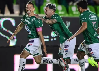 Golazo de Andrés Guardado en contundente 4-0 de León sobre Querétaro