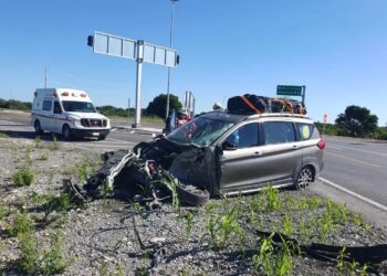 Se salvan milagrosamente tres tripulantes de camioneta embestida por tráiler