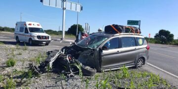 Se salvan milagrosamente tres tripulantes de camioneta embestida por tráiler