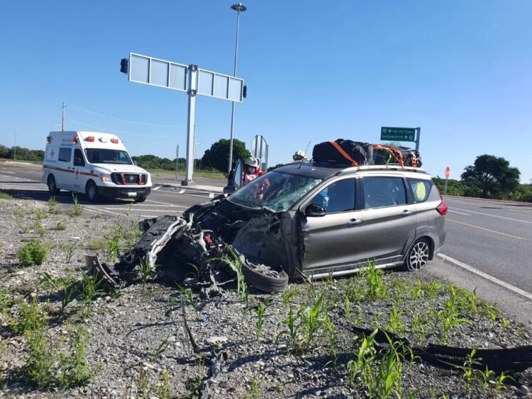 Se salvan milagrosamente tres tripulantes de camioneta embestida por tráiler