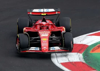 Carlos Sainz gana el GP de México 2024 y ‘Checo’ Pérez sufre pesadilla en casa