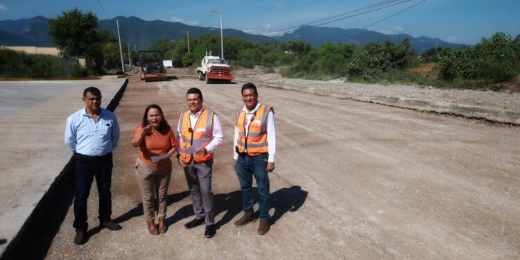 Supervisa alcalde de Cd. Victoria avance de pavimentación de calles en la Col. México.