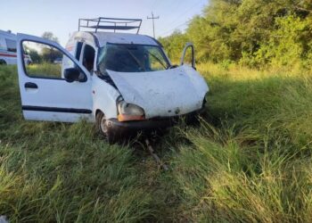 Dos heridos al volcar camioneta en Km. 32 de carretera Victoria-Monterrey