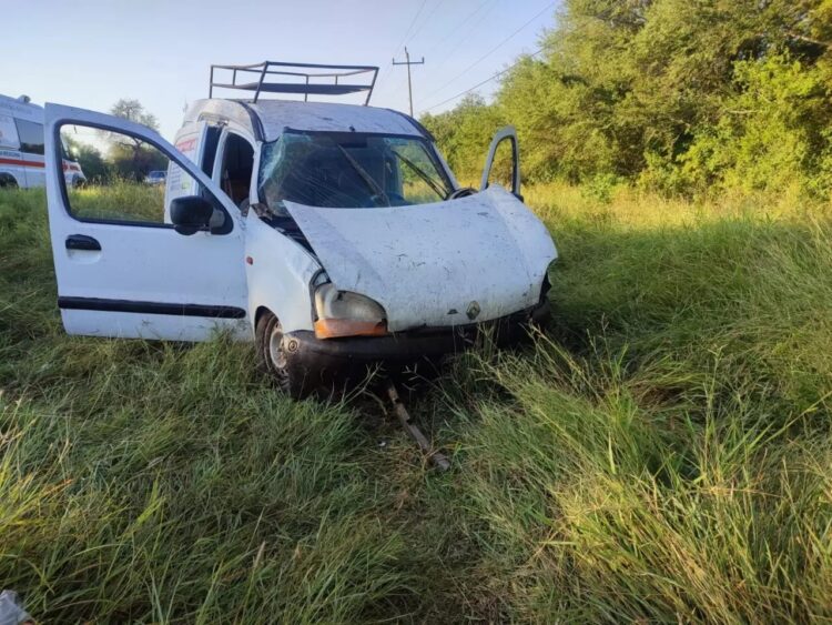 Dos heridos al volcar camioneta en Km. 32 de carretera Victoria-Monterrey