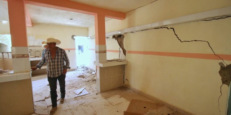 Reubicarían a familias de Tula y Bustamante cuyas casas fueron dañadas por grietas y zanjas surgidas en sus predios