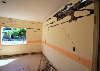 Reubicarían a familias de Tula y Bustamante cuyas casas fueron dañadas por grietas y zanjas surgidas en sus predios