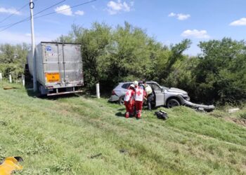 Cinco heridos al chocar dos tráileres y una camioneta en carretera