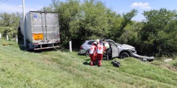 Cinco heridos al chocar dos tráileres y una camioneta en carretera