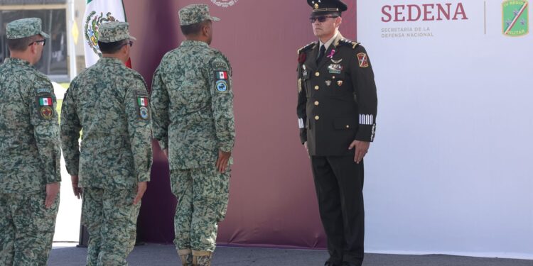 Atestigua Américo Villarreal relevo de mandos de la IV Región, 8/a y 48/a Zonas Militares