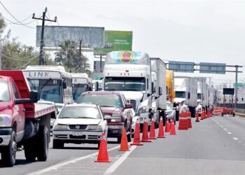 Urgen a Operadora de Autopistas del Noreste resolver caos vial en ruta Monterrey-Nuevo Laredo